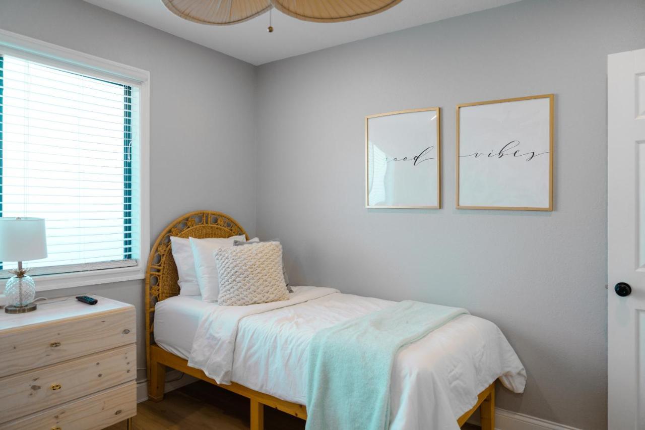 Luxury Villa 3 Blocks From The Beach With A Pool, Fire Pit And Outdoor Oasis 케이프커네버럴 외부 사진